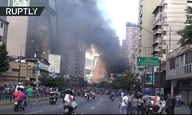 #SOSVenezuela Caracas in fiamme, ennesimo manifestante ucciso [VIDEO]