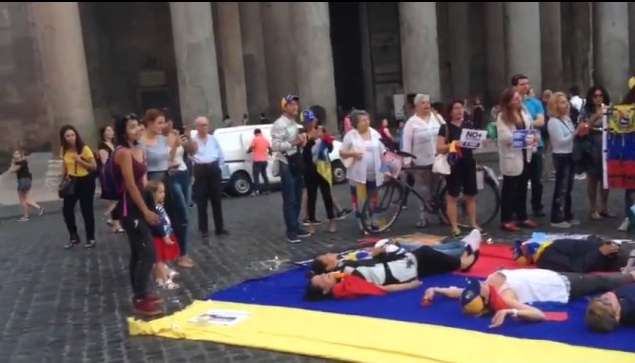#SOSVenezuela, venezuelani protestano a Roma contro il dittatore Maduro: “Libertà!” [VIDEO]