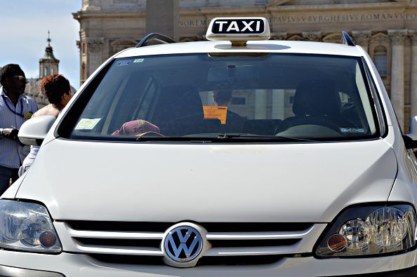 Incredibile ma vero! Una bambina nasce in taxi nel cuore di Roma