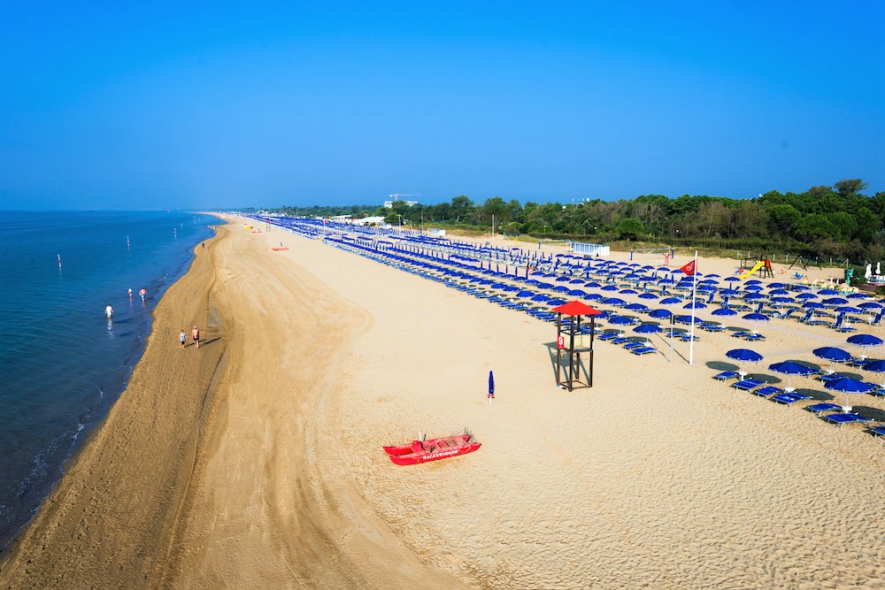 Dal 2018 sigarette vietate lungo tutta la spiaggia di Bibione