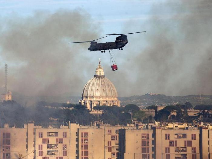 Roma, emergenza incendi. Virginia Raggi che fa