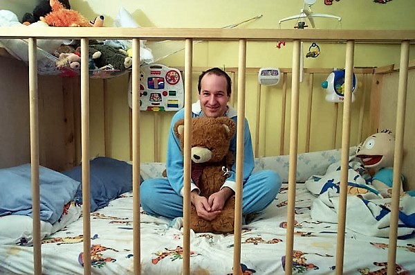 Ecco l’adult baby più anziano d’Italia, “così torno a essere un bimbo di due anni”