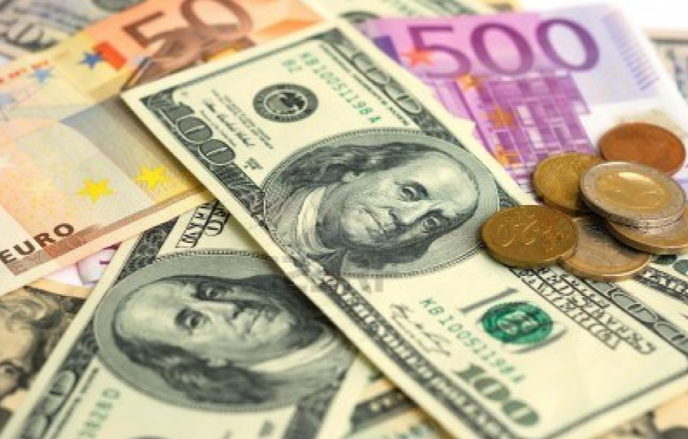 Dollaro guadagna terreno su euro e valute mondiali