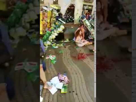 Attentato a Barcellona, furgone sulla folla: morti e feriti [VIDEO, immagini scioccanti!]