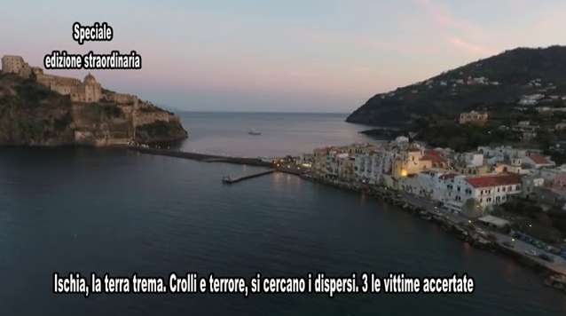Terremoto Ischia, voci di bimbi dalle macerie. Turisti per strada, molti vogliono lasciare l’isola [VIDEO]