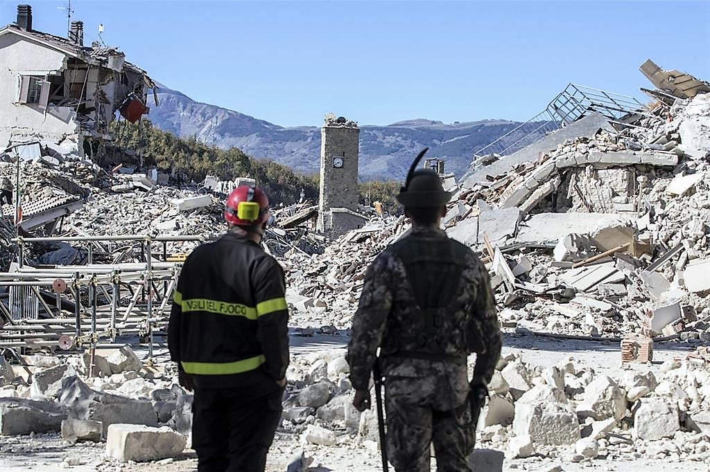 Terremoto, Gentiloni: “Impegno per ricostruzione”. Ma a un anno dal sisma le macerie sono ancora tutte lì [VIDEO]