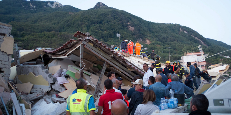 Terremoto Ischia, Renzi ringrazia i soccorritori e rilancia “Casa Italia”