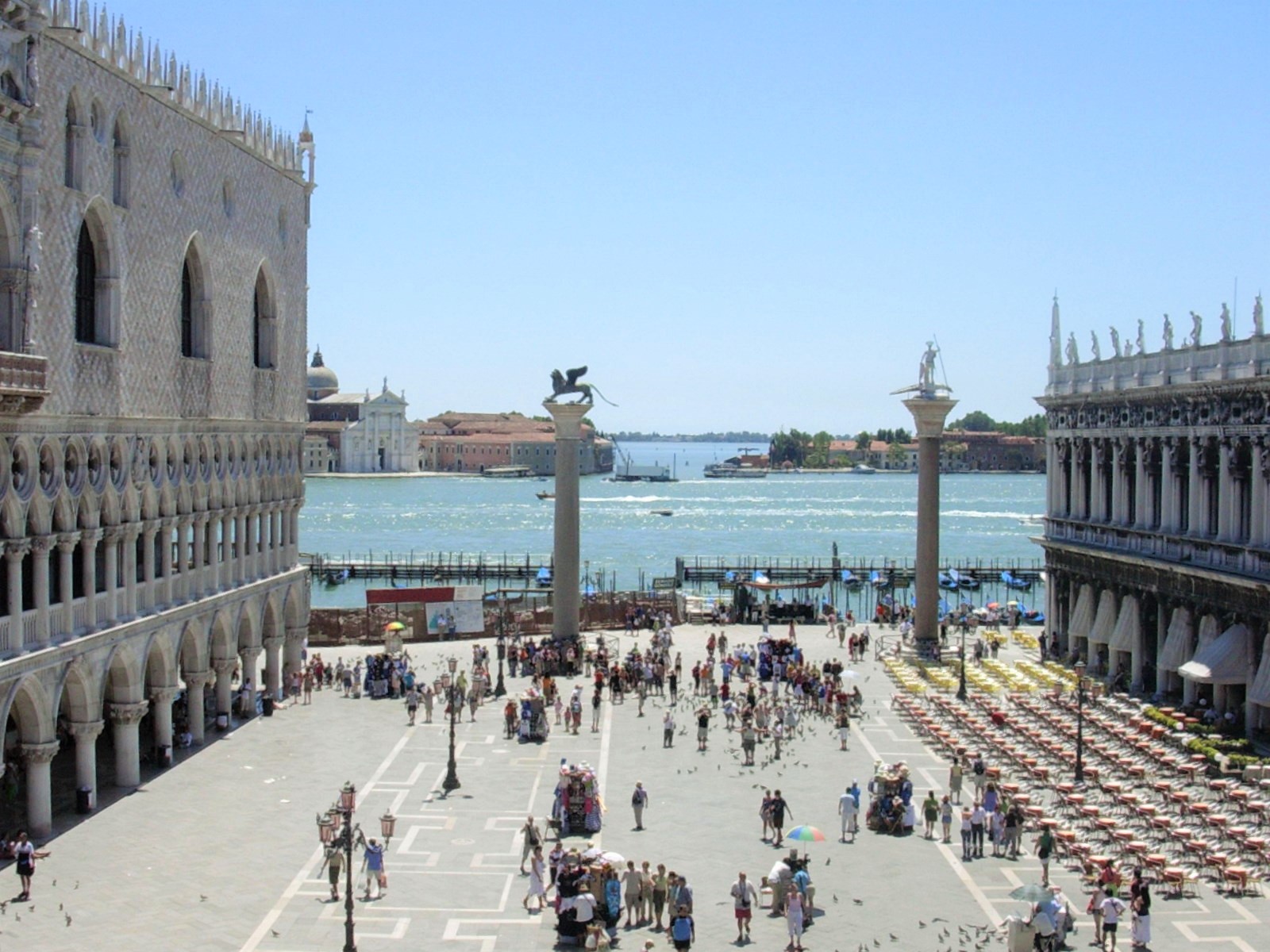 Ancora degrado a Venezia, uomo seminudo a piazza San Marco