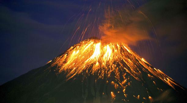 Lo spettacolo meraviglioso del vulcano La Cumbre nell’isola di Fernandina