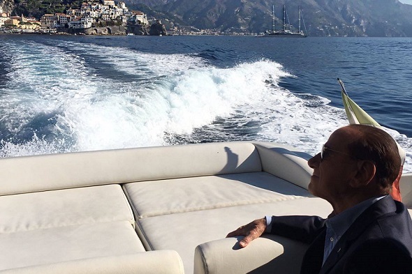 Berlusconi visita zone terremotate a Ischia, “se non vinco mi ritiro” [VIDEO]