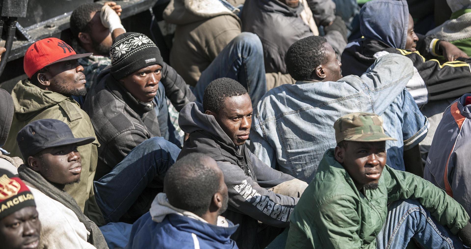 Spendiamo 1500 euro al mese per immigrato, mentre i nostri giovani vanno all’estero
