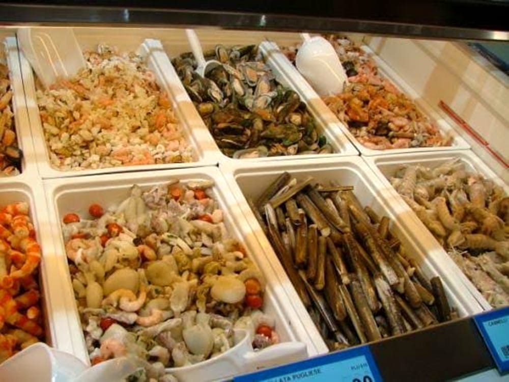 Brindisi, un quintale di pesce avariato sequestrato in un ristorante orientale