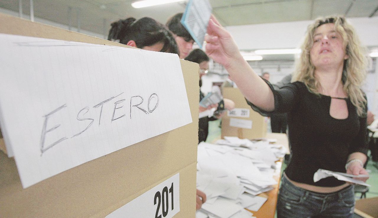 “Ho comprato e rubato plichi elettorali per Mario Caruso”, la gravissima accusa di una gola profonda [VIDEO]