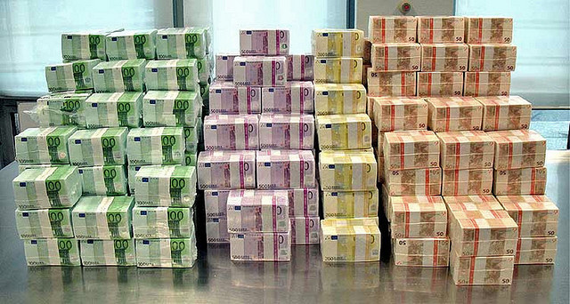 Per la Farnesina solo lo 0,4% del bilancio dello Stato. Milioni alla Cooperazione, briciole agli italiani nel mondo