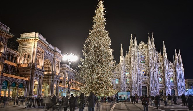 In piazza Duomo a Milano albero di Natale di oltre 30 metri, il più alto di sempre