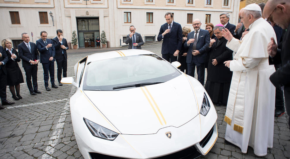 Una Lamborghini Huracan in dono a Papa Francesco [FOTO], sarà venduta e ricavato dato in beneficienza