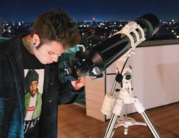 Fedez firma le dediche per un regalo unico
