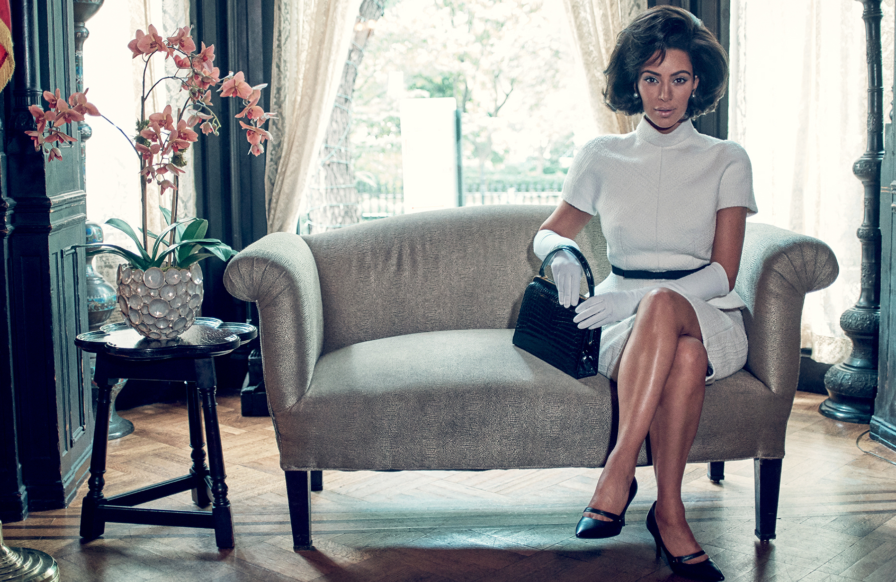 Servizio fotografico per Kim Kardashian, elegante e sexy ricorda Jackie Kennedy