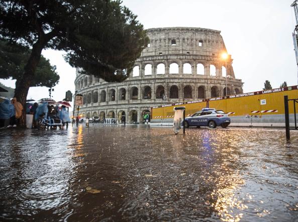 Maltempo a Roma, è un disastro: allagamenti in metro, rifiuti per strada, alberi caduti