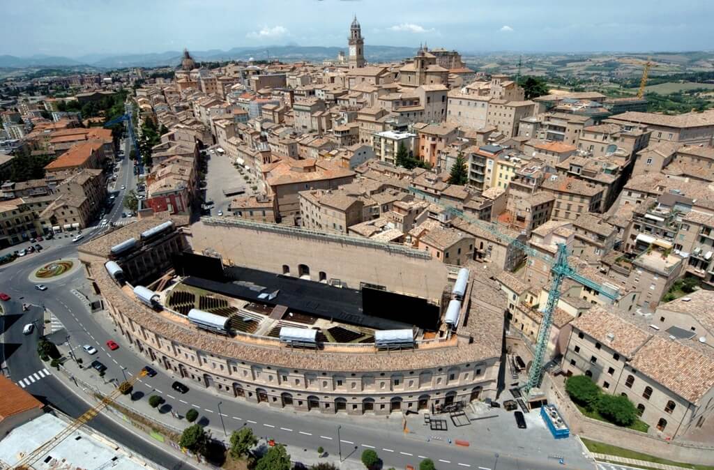 “Centri di accoglienza troppo grandi sono un business”: parla Mons. Marconi, Vescovo di Macerata