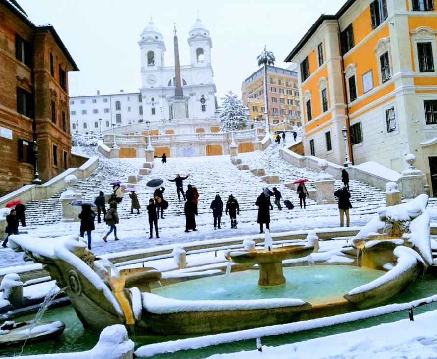 “Roma in ginocchio per una nevicata, il sindaco Raggi è in Messico”