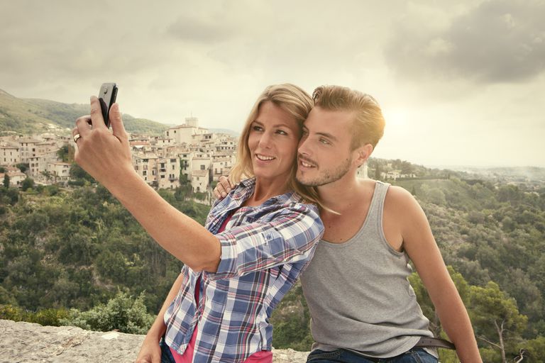 Sempre più donne sopra i 35 anni cercano un partner più giovane