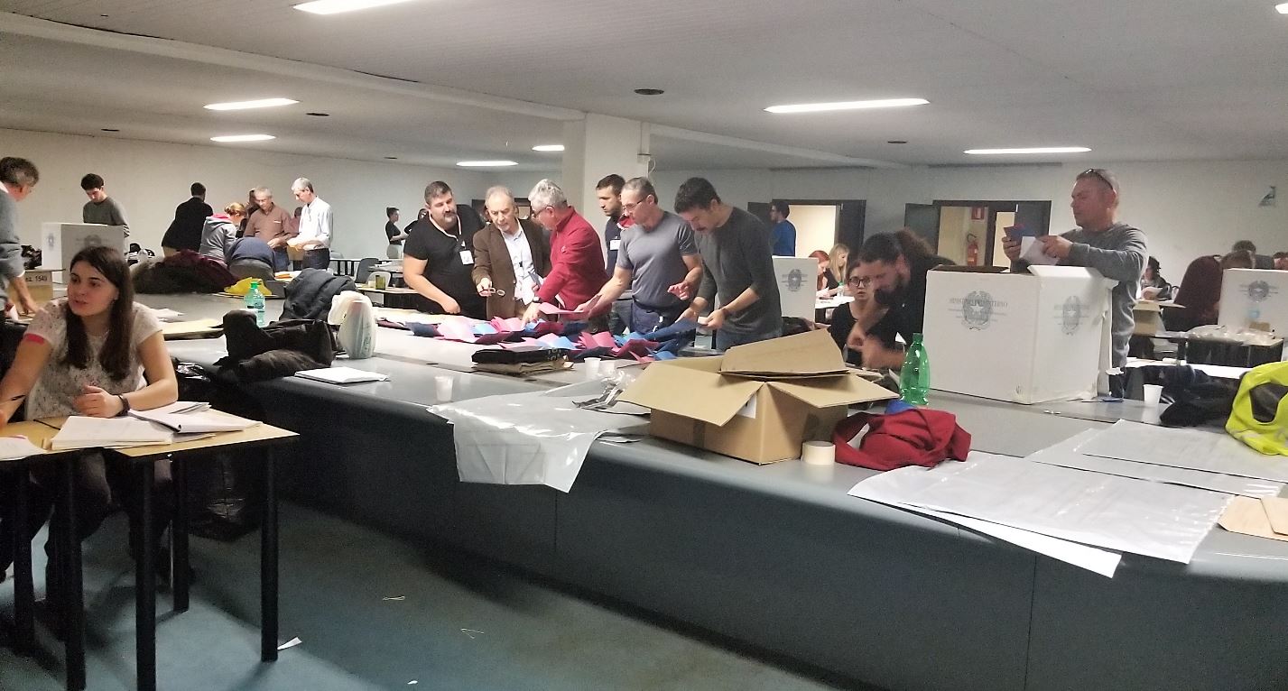 Scrutinio voto estero, una bolgia infernale: “Persone svenute portate via in ambulanza, seggi abbandonati”