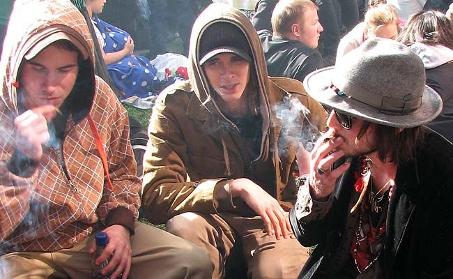 Viaggi con la scuola, gli incredibili racconti degli studenti: alcol, droga e fuma pure il prof