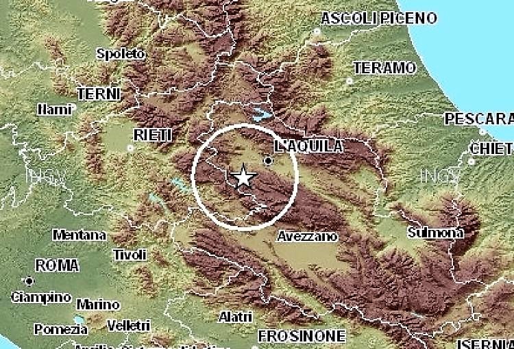 Terremoto, due scosse a L’Aquila: tanta paura, gente per strada, niente vittime