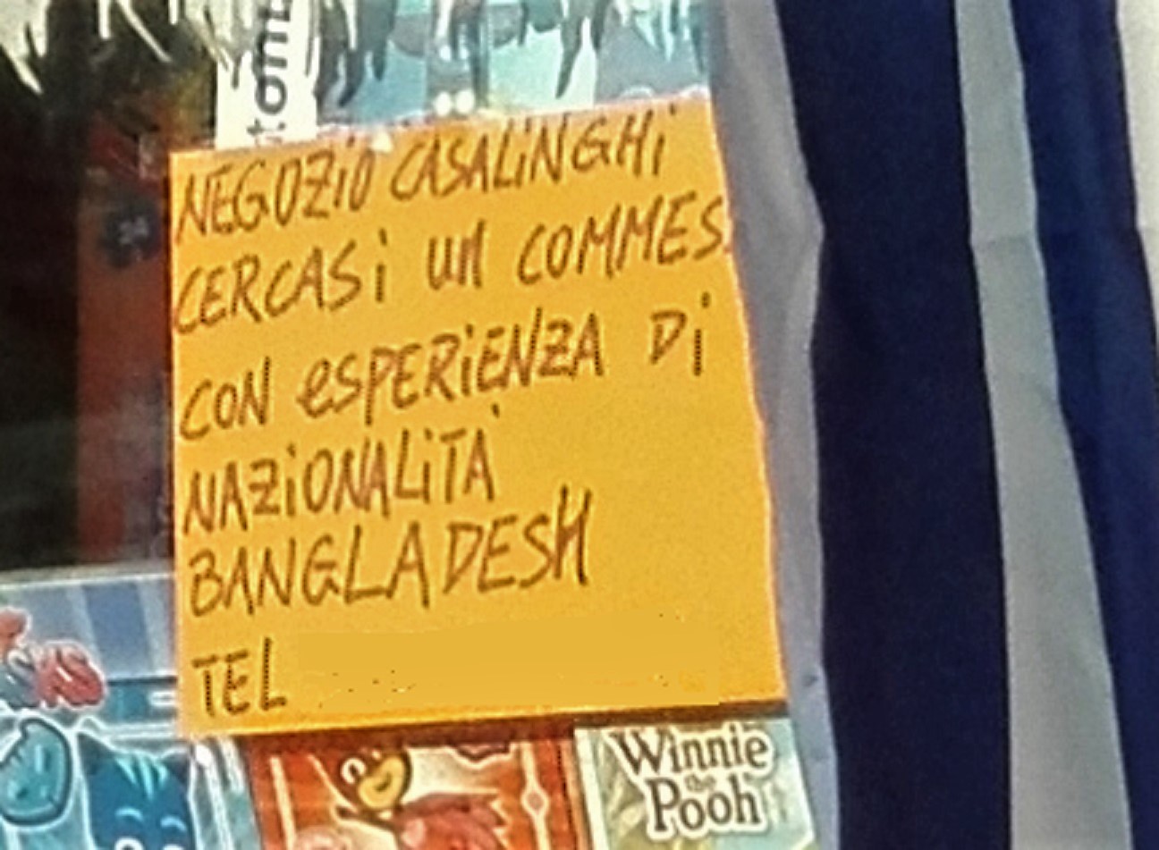 Roma, il negozio che assume solo bengalesi: “Siete italiani? Non va bene”