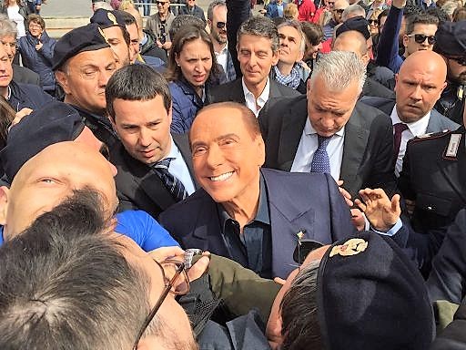 Berlusconi pensa al governo del Presidente e a Di Maio chiede “rispetto per tutti”