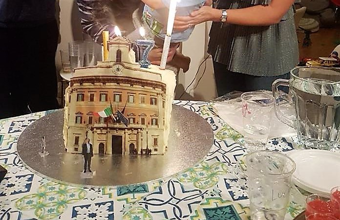 Borghese (MAIE) compie 37 anni, per lui la mini torta Montecitorio [FOTO]