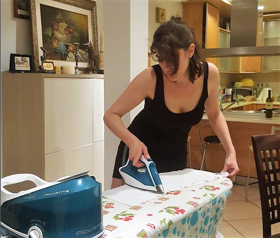 Elisa Isoardi sexy casalinga per “un venerdì sera da leoni”