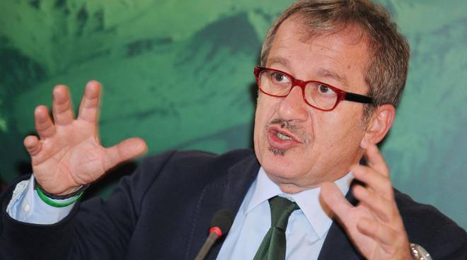 Governo, Maroni vede elezioni dopo l’estate: “A ottobre si torna al voto”