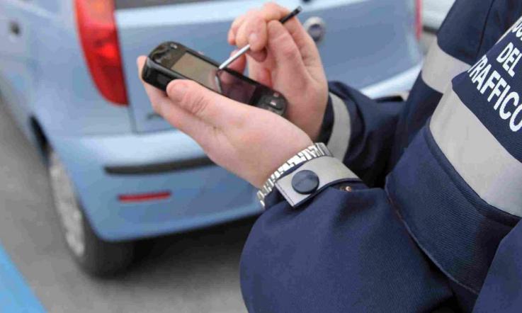 Beccato mentre fa la pipì per strada, multa fino a 10mila euro