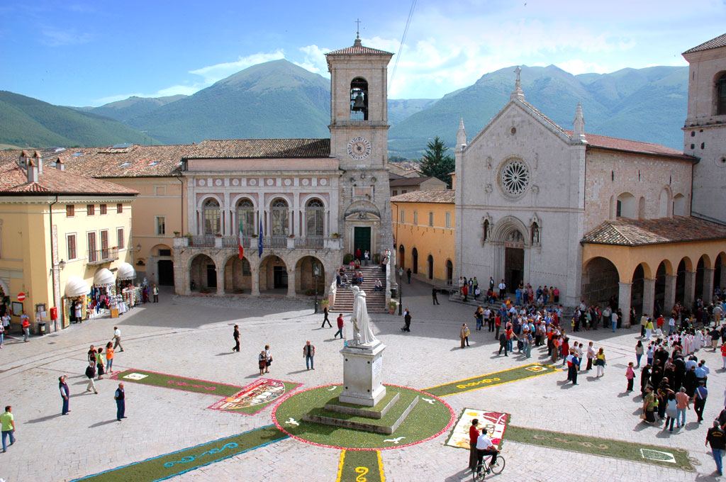 Pasqua nelle zone del terremoto, turisti a Norcia e Teatro di Roma ad Amatrice