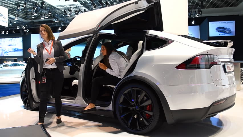 Le donne preferiscono i suv, meglio se bianchi e a benzina
