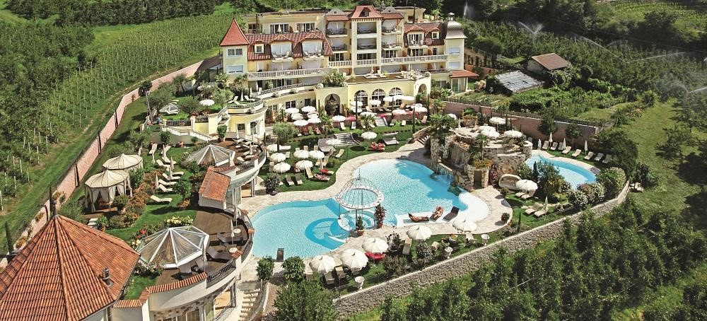 DOLCEVITA HOTELS: Chi è il più bello del reame? In Alto Adige la coppia brinda sotto le stelle di Merano