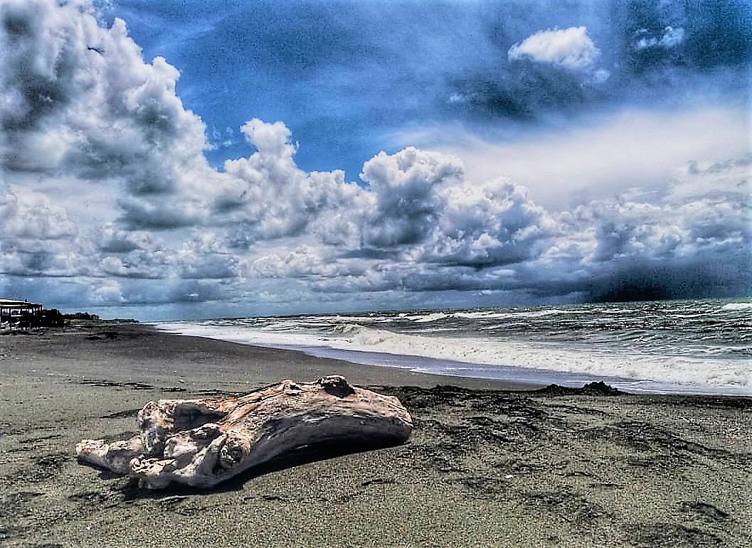 Meteo, primavera tormentata. Pioggia e temperature autunnali