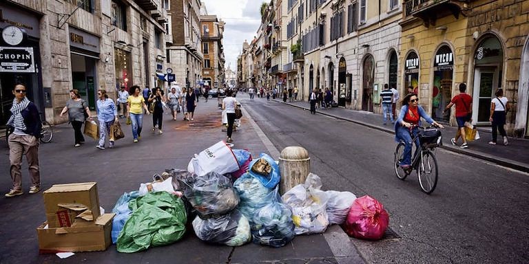 La maleducazione dei cittadini e la sporcizia nelle strade
