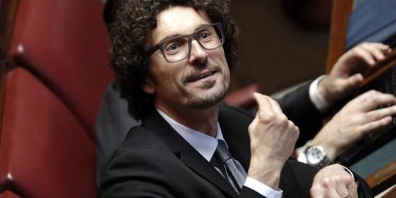 Tensione in Senato, Toninelli un fiume in piena contro Mattarella: “Suo comportamento inaccettabile”