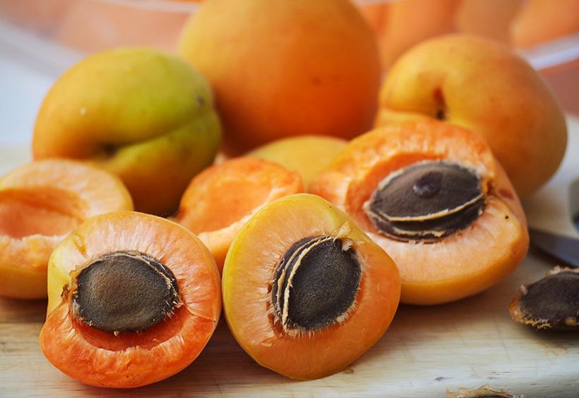 Frutta regina dell’estate, boom per albicocche e uva senza semi