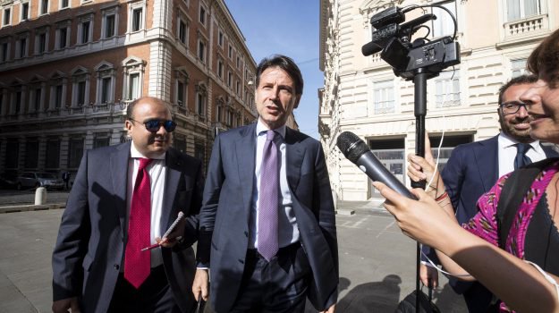 Conte a manifestanti davanti Montecitorio, “fidatevi di questo governo” [VIDEO]
