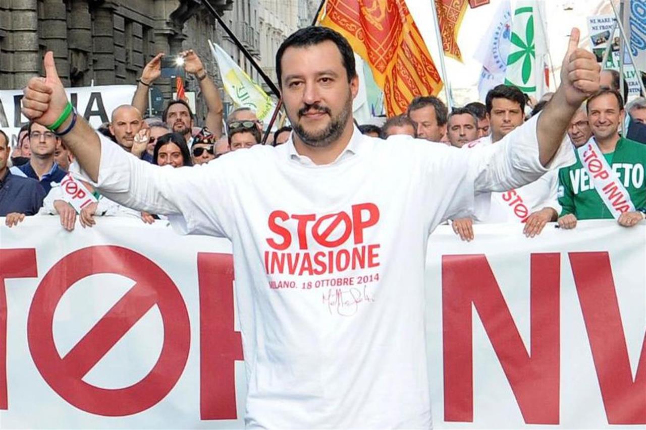 Salvini, “il business dell’immigrazione si può fermare”. “Macron? Mai visto uno che accarezza il Papa” [VIDEO]