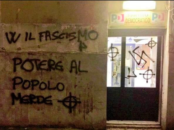 Roma, svastiche sulla porta del circolo Pd: “Siamo fascisti, uscite”