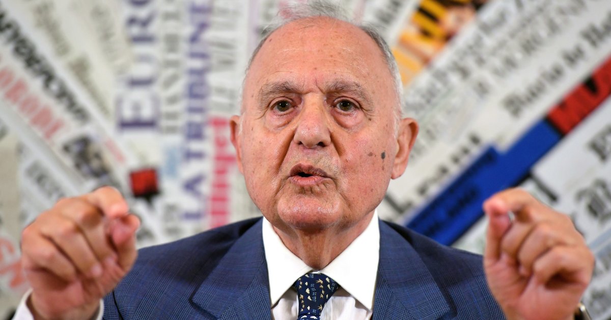 Ministro Savona indagato per usura bancaria, Di Maio: “Si va avanti”. Renzi, “vergognati”