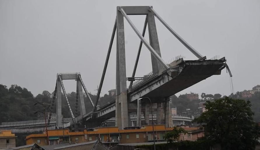 “SCENARIO TERRIBILE” | Crolla un ponte a Genova, è una strage [FOTO e VIDEO]