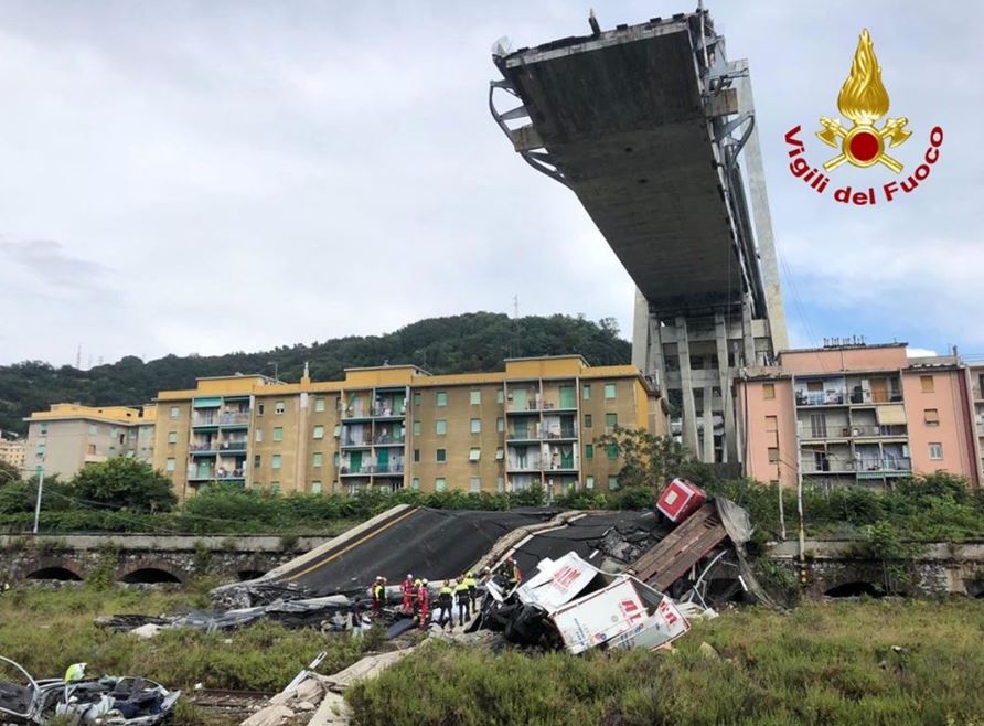 TRAGEDIA A GENOVA | “Non doveva succedere”, decine i morti. Si continua a scavare tra le macerie [VIDEO]