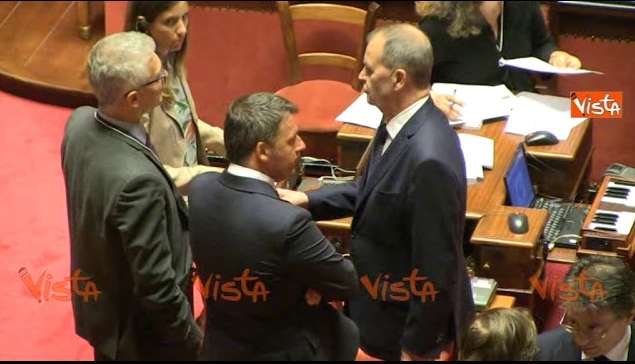Renzi chiacchiera con Calderoli durante la seduta al Senato [VIDEO]