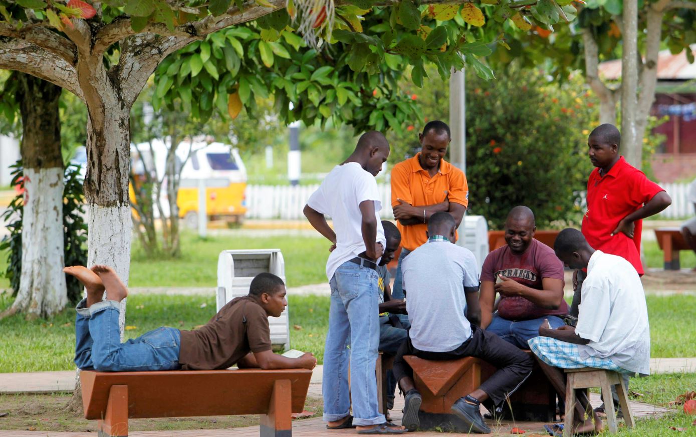 ITALIA, UNO STRANO PAESE | “Spedisce i giovani italiani all’estero e mantiene gli immigrati clandestini in Italia”